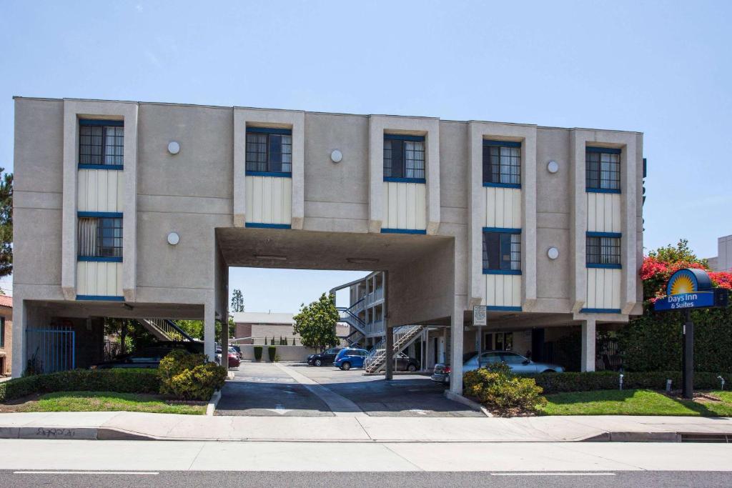 Days Inn by Wyndham Orange Anaheim Main image 1